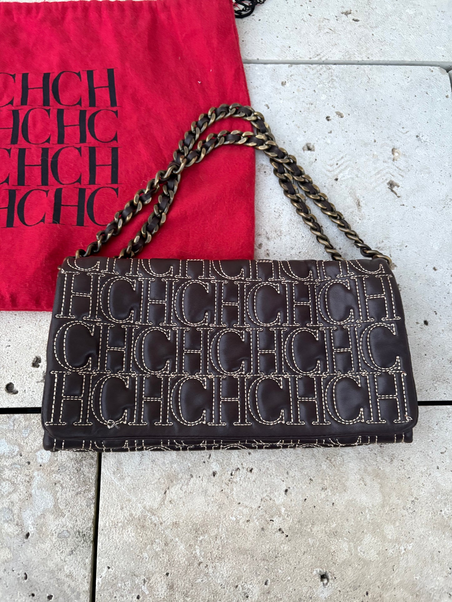 CAROLINA HERRERA. Bolso clutch marrón piel