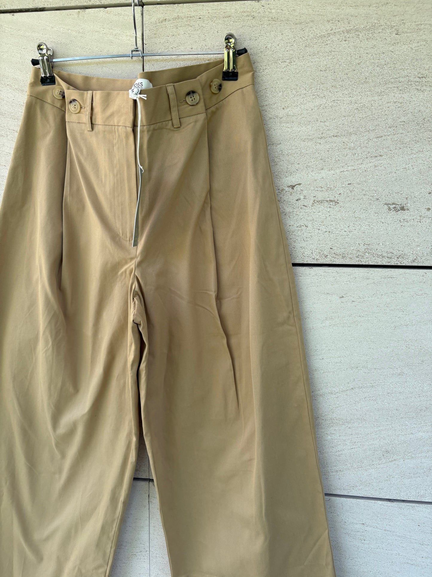INTROPIA. Pantalón beige pinzas cintura ajustable