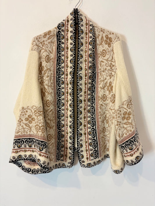 MES DEMOISELLES. Chaqueta punto greca detalles