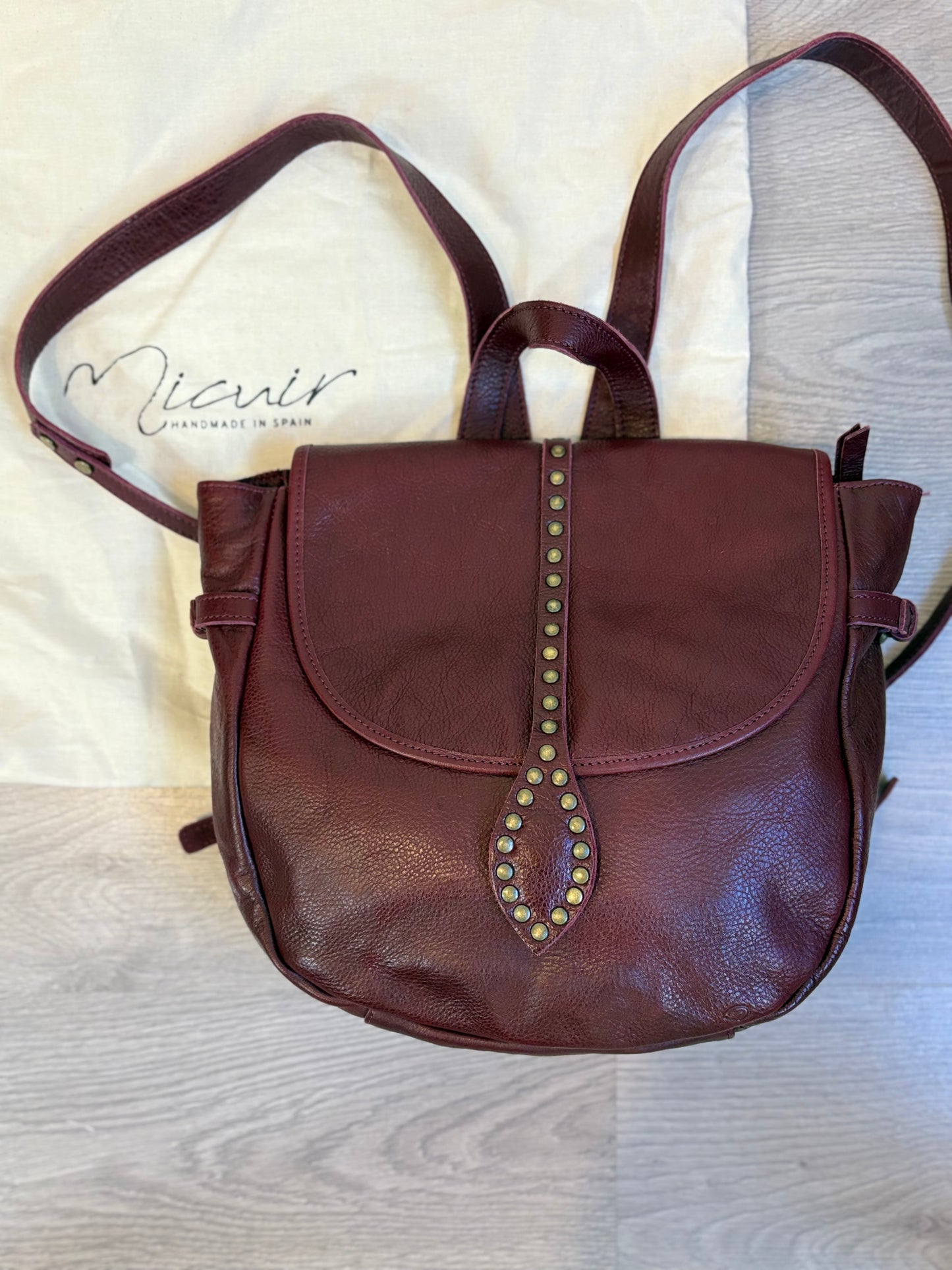 MICUIR. Mochila tachas burdeos