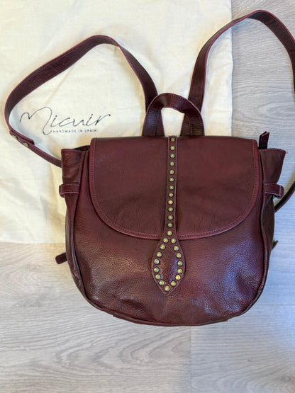 MICUIR. Mochila tachas burdeos