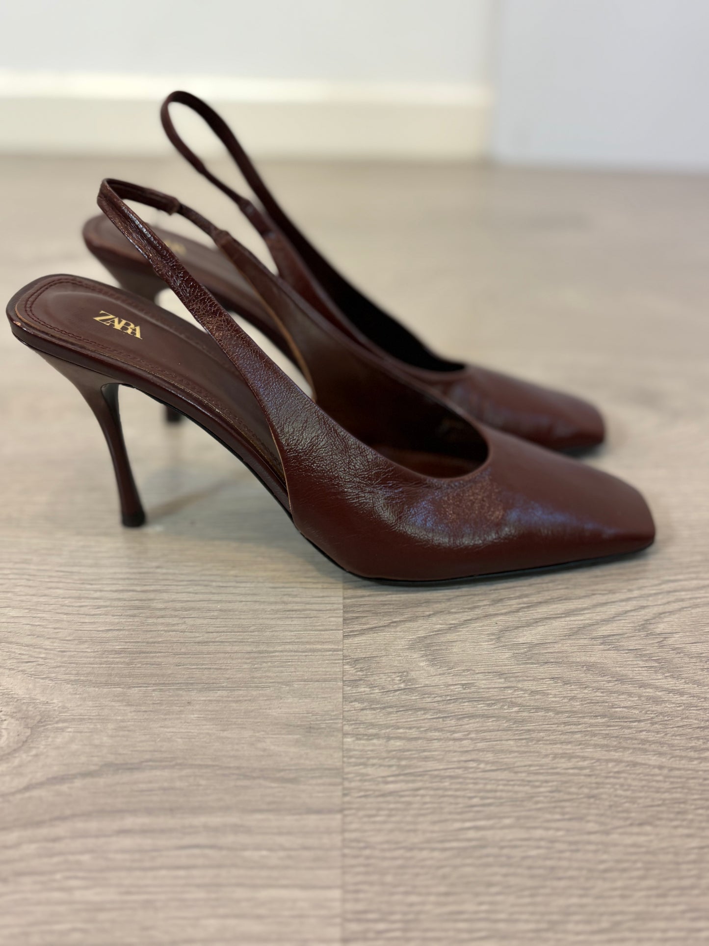 ZARA. Tacones destalonados burdeos. T 40