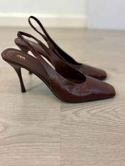 ZARA. Tacones destalonados burdeos. T 40