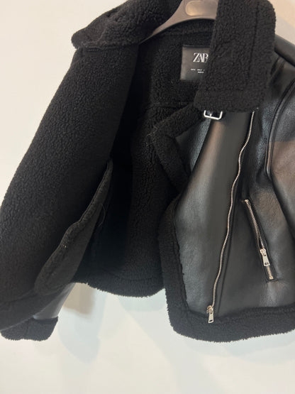 ZARA. Biker negra efecto piel con borrego. T S