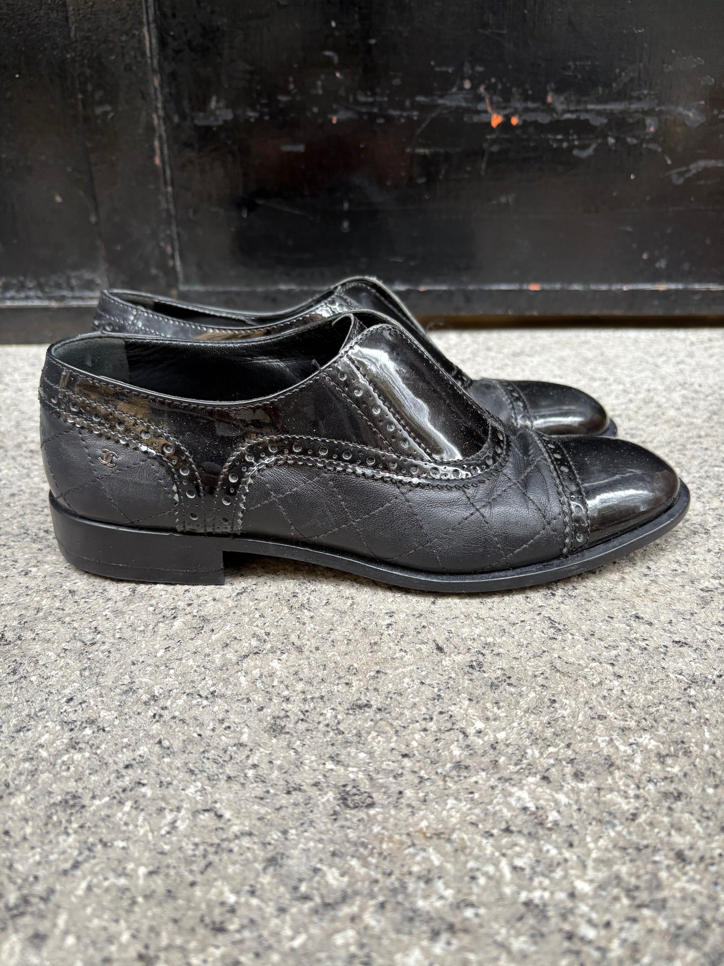 CHANEL. Zapatos Oxford negros piel