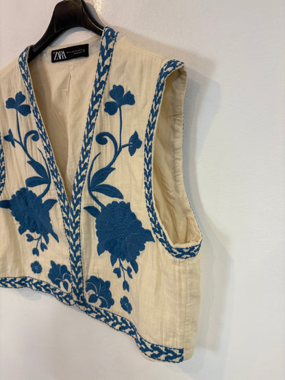 ZARA. Chaleco beige bordado azul