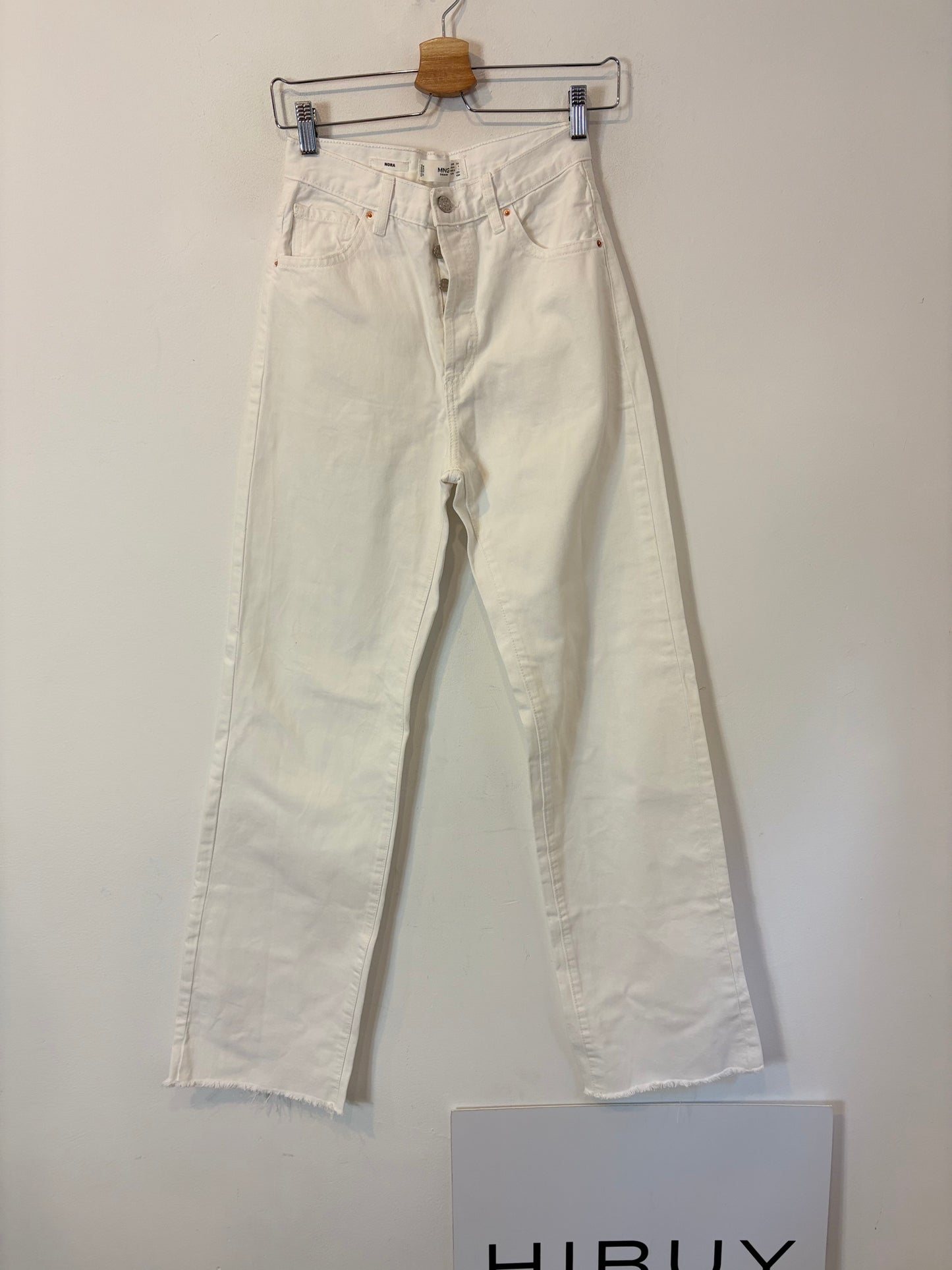 MANGO. Pantalón blanco abotonado
