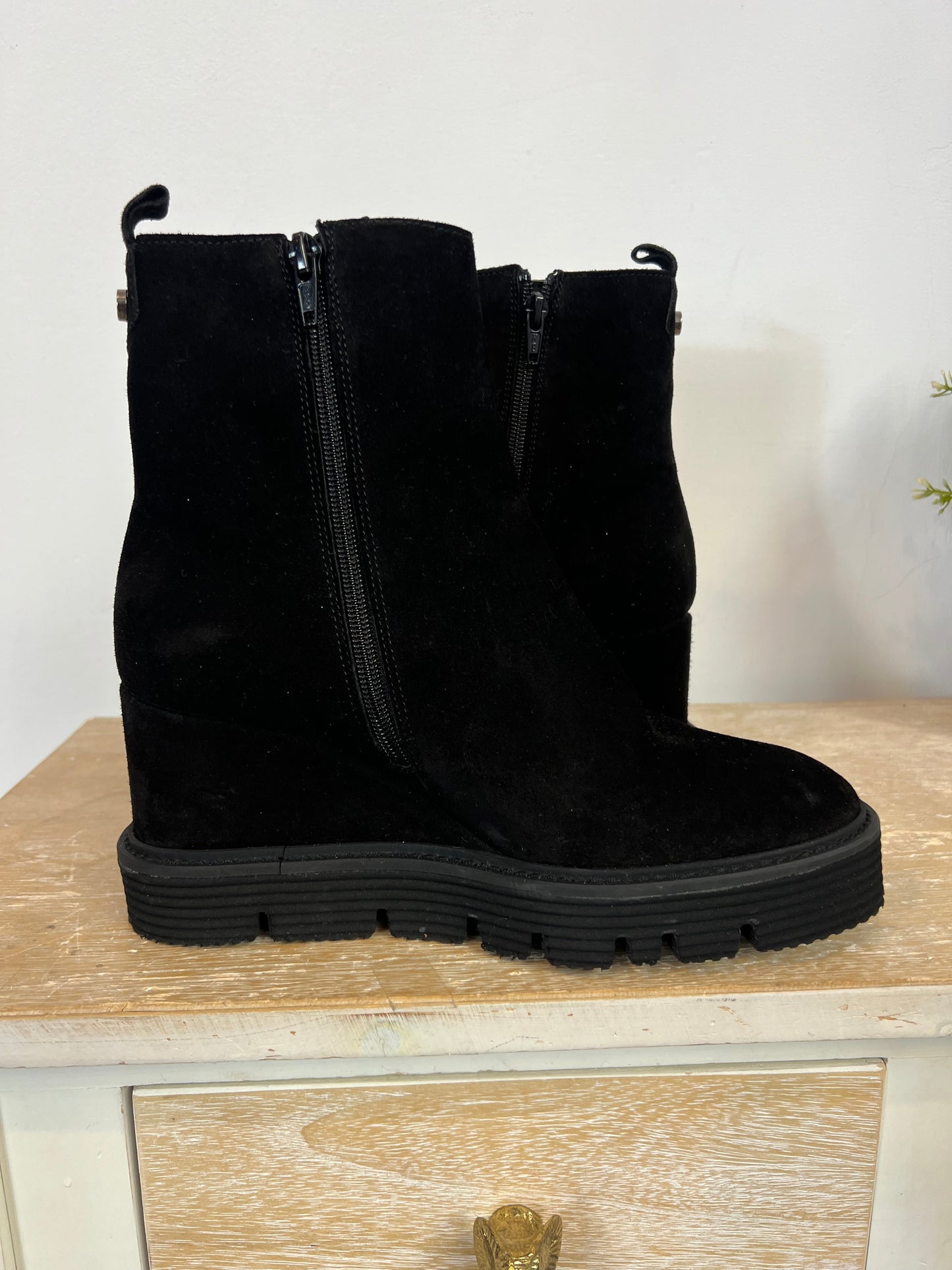 ALPE. Botas negras piel cuña. T.38