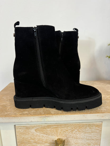 ALPE. Botas negras piel cuña. T.38
