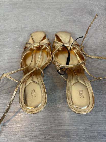 ZARA. Sandalia dorada tiras. T 39