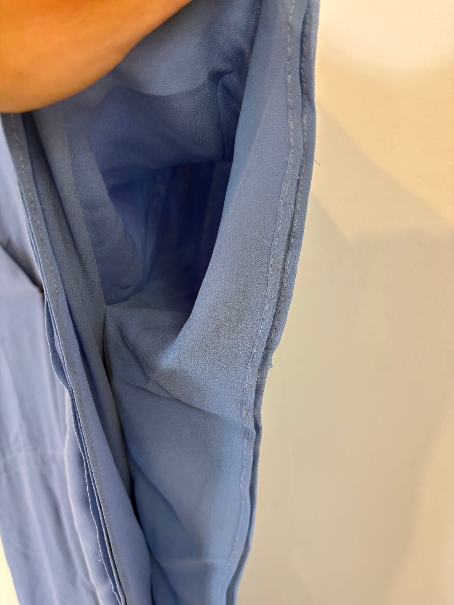 OTRAS. Vestido largo azul detalle pedrería hombros. T S