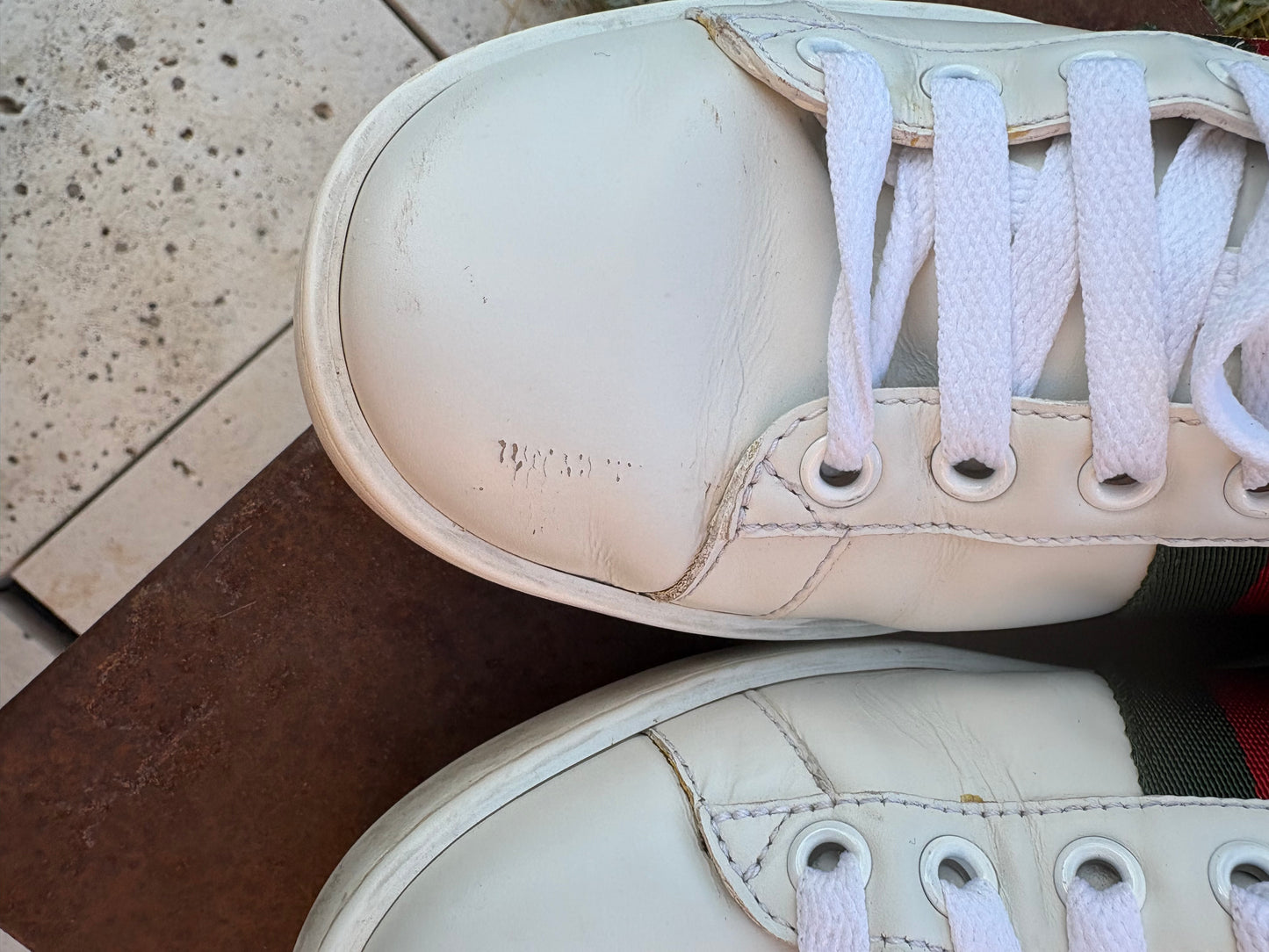 GUCCI. Zapatilla Ace con abeja T 37