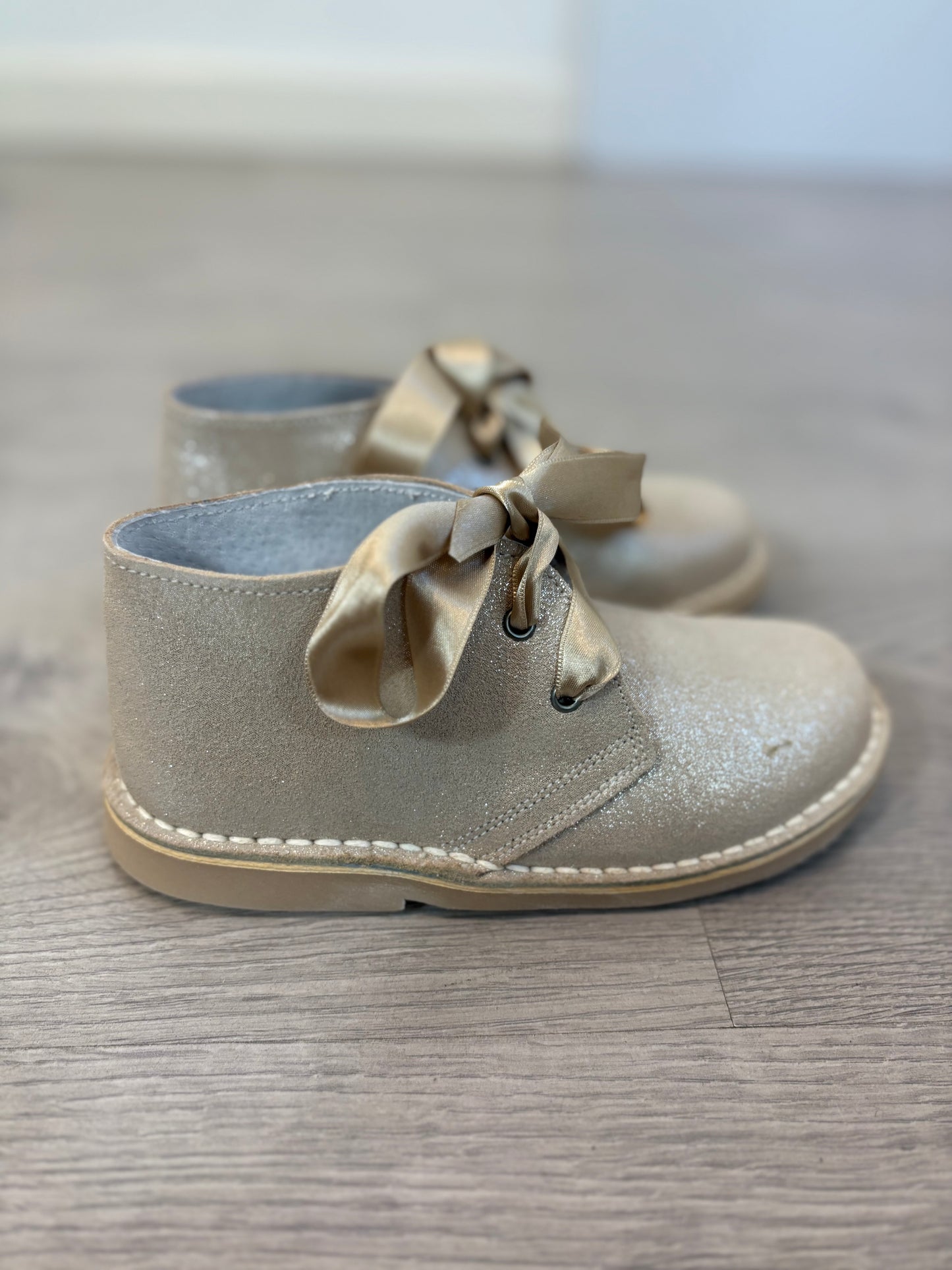 OKAA. Botitas piel brillo beige. T 28