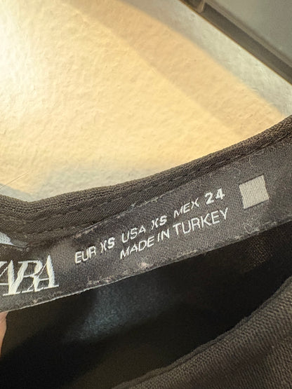 ZARA. Mono largo detalle volantes. T XS