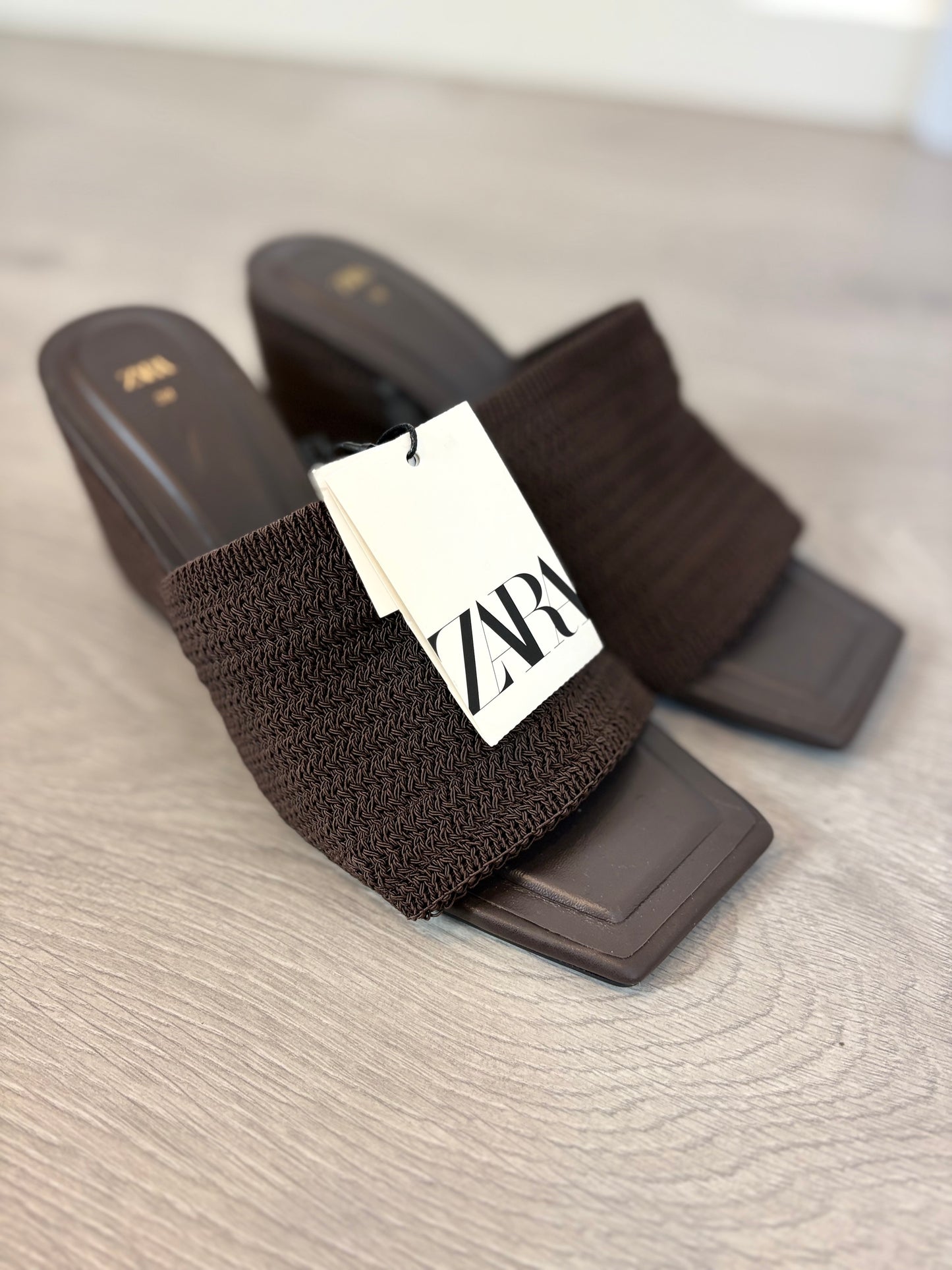 ZARA. Sandalia marrón chocolate textura. T 38