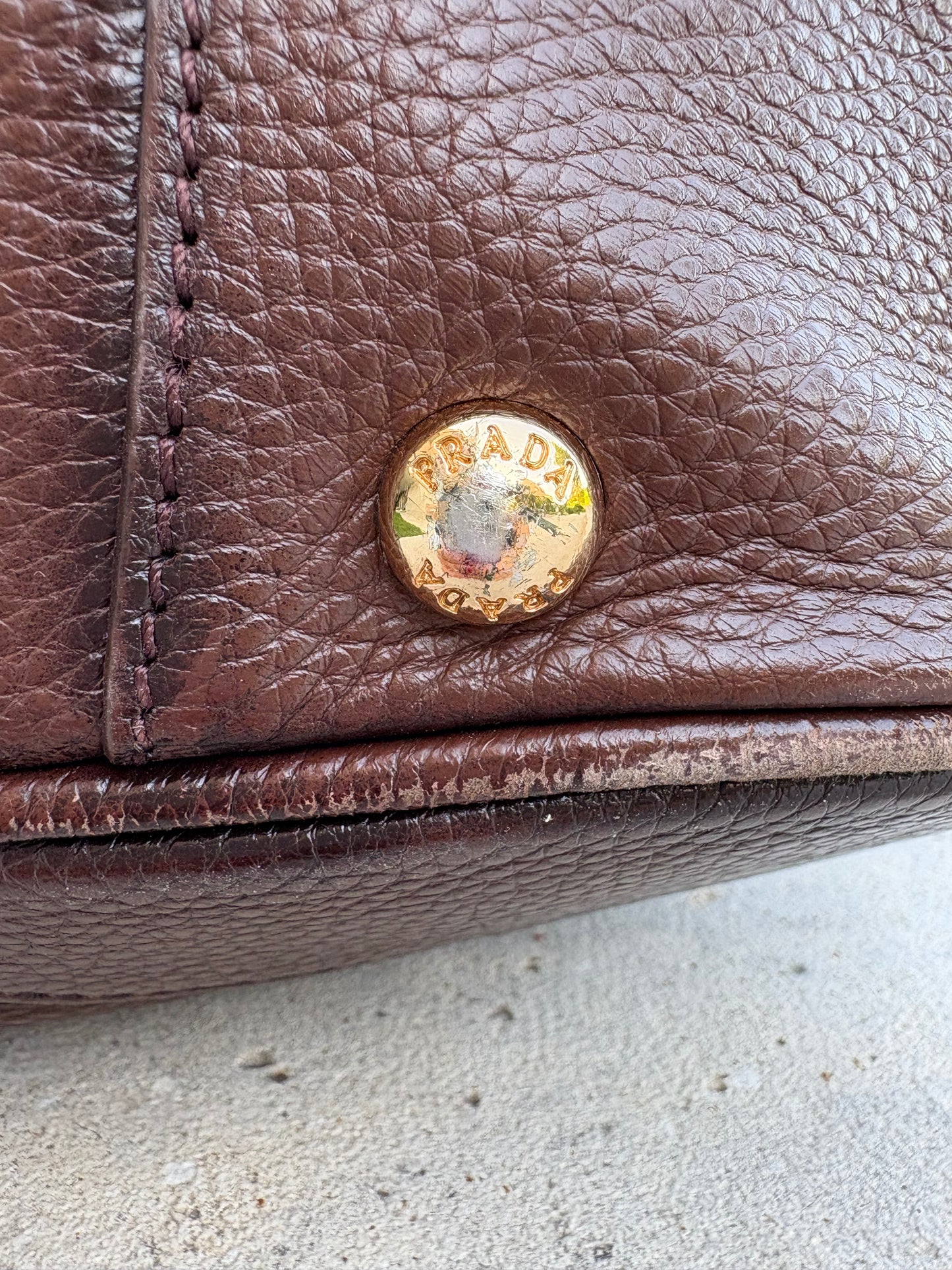 PRADA. Bolso marrón Vitello de piel granulada