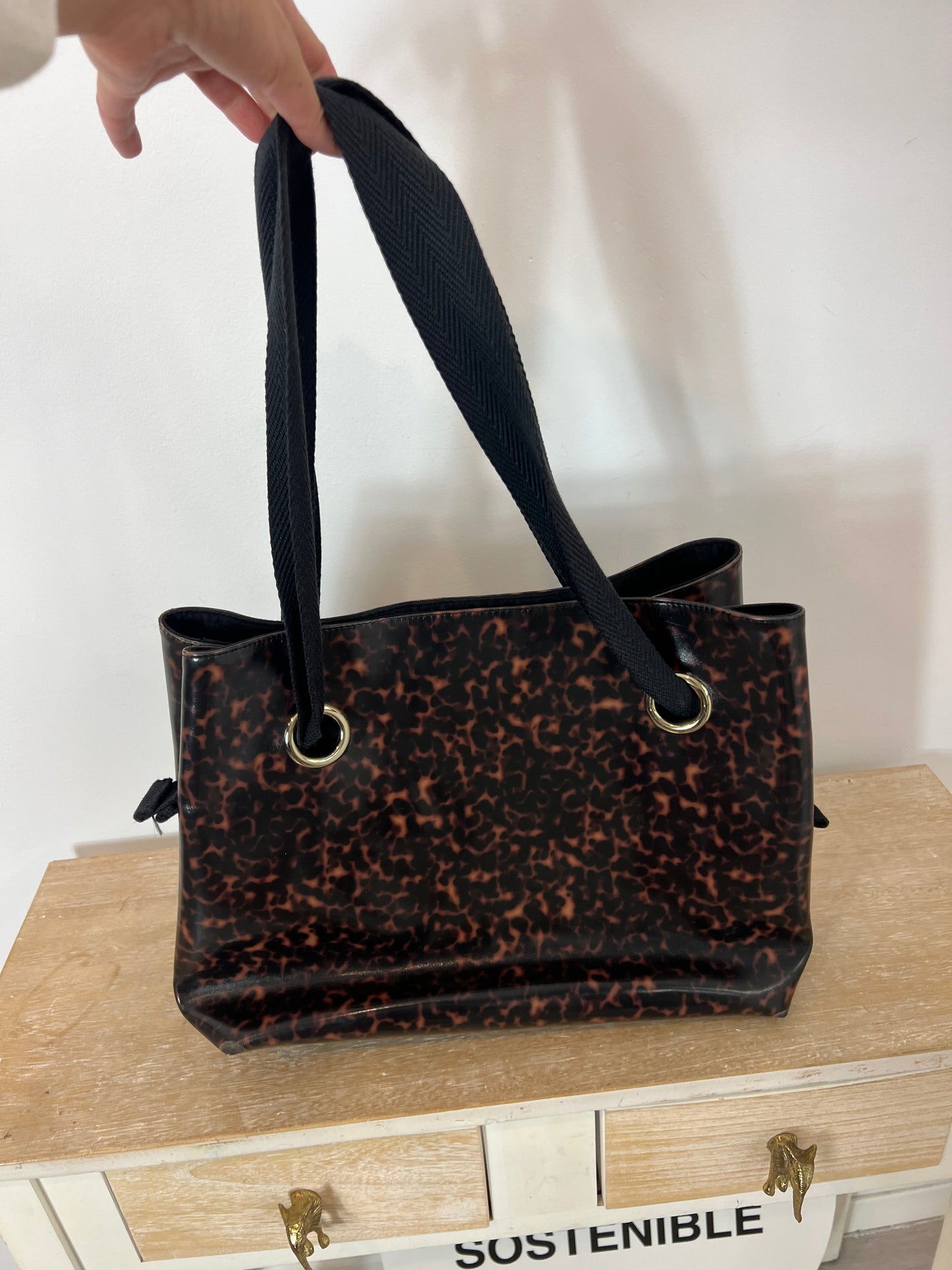 OTRAS. Bolso mediano efecto carey