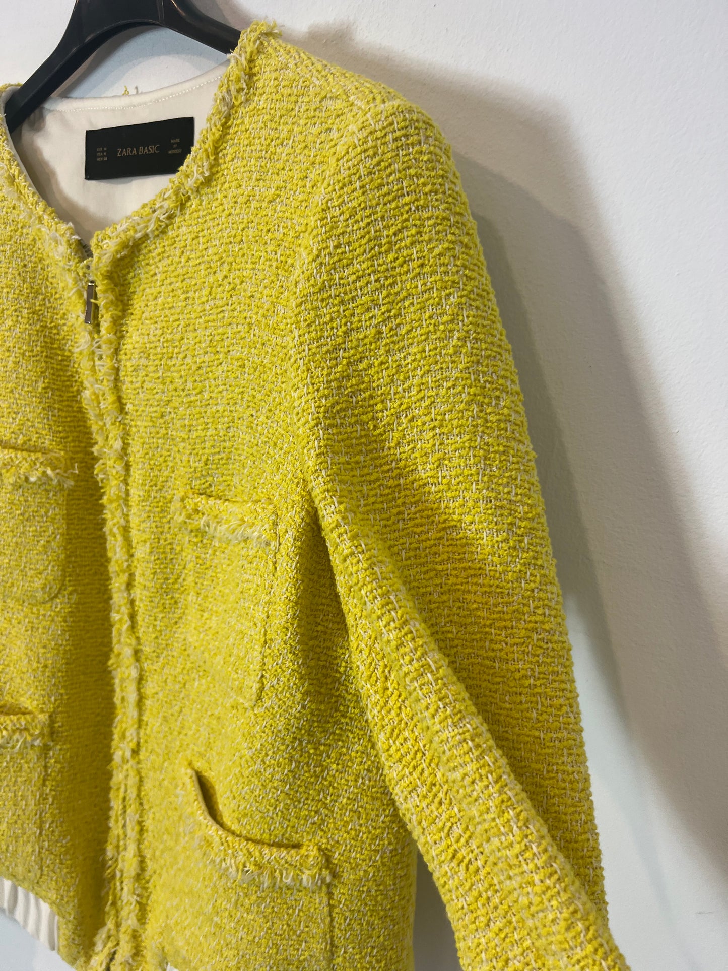 ZARA. Chaqueta amarilla textura. T M