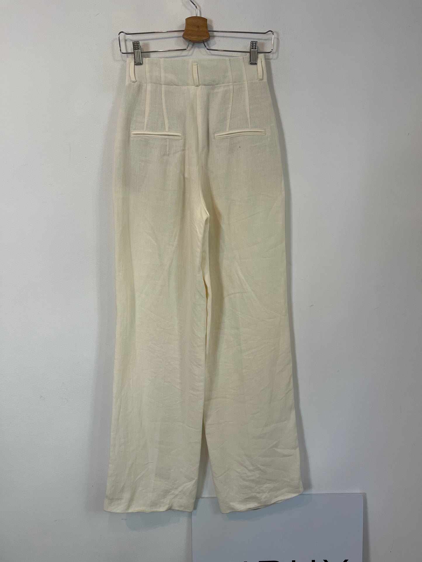 ZARA. Pantalón blanco lino pinzas