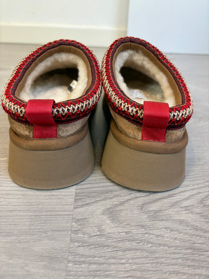 UGG Tazz. Zuecos borreguito