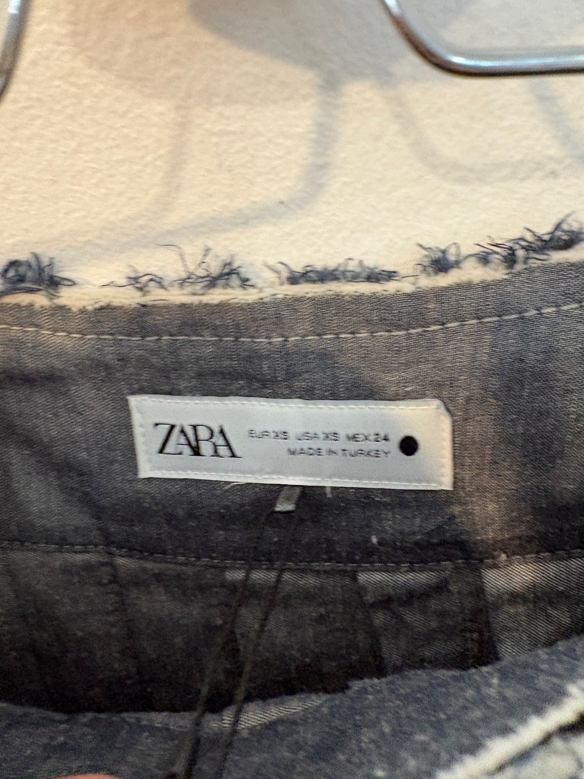 ZARA. Falda larga gris efecto denim