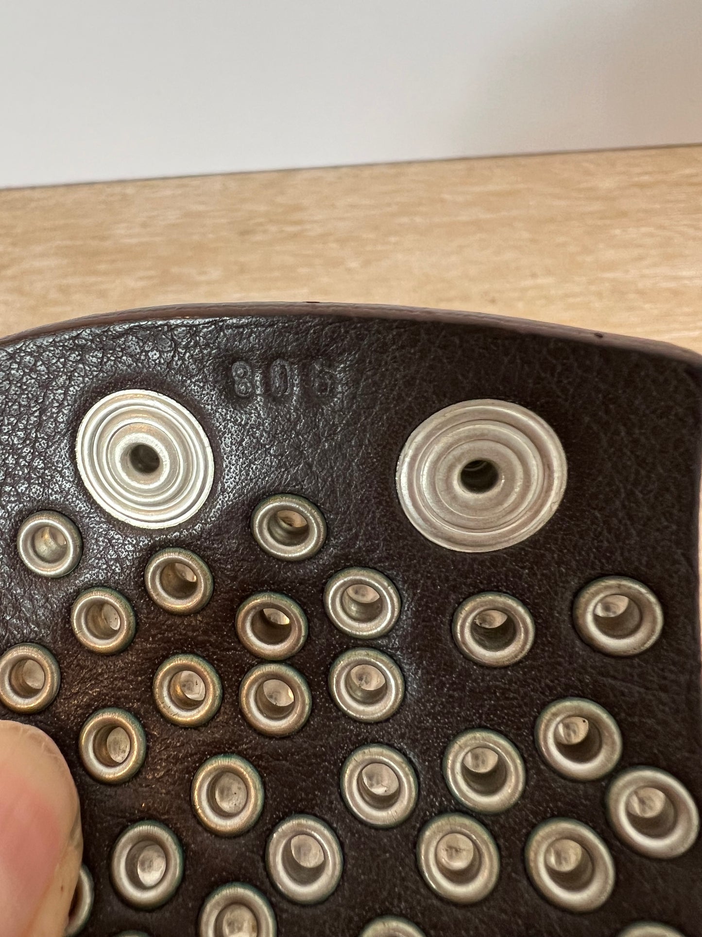 OTRAS. pulsera marrón tachuelas