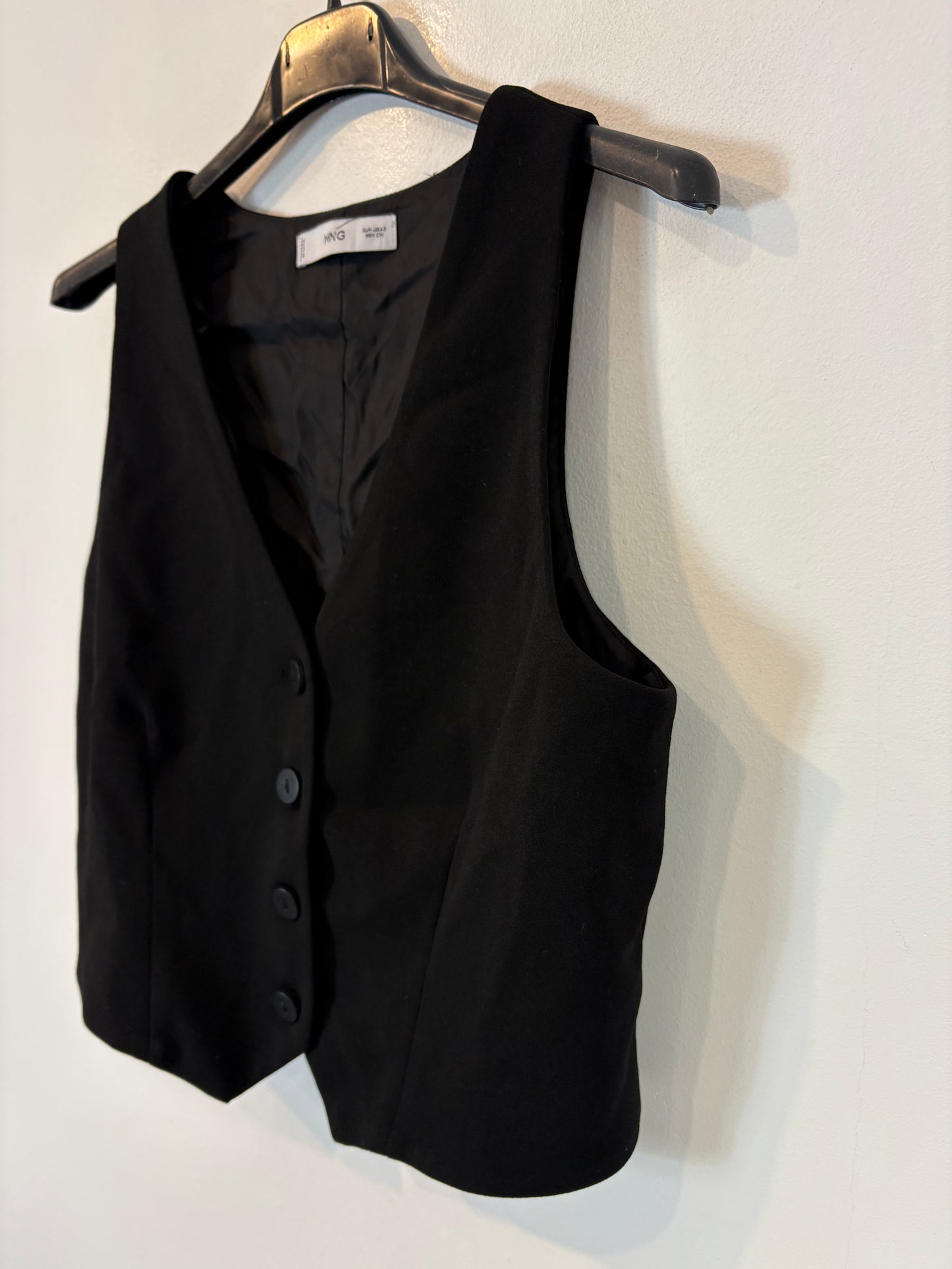 MANGO. Chaleco negro