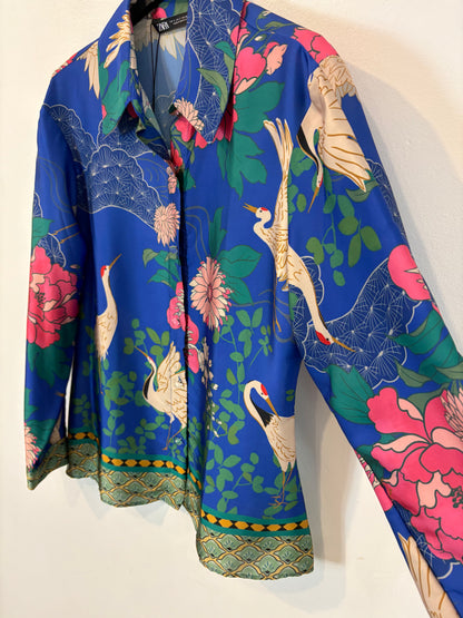 ZARA. Camisa azul estampada satinada
