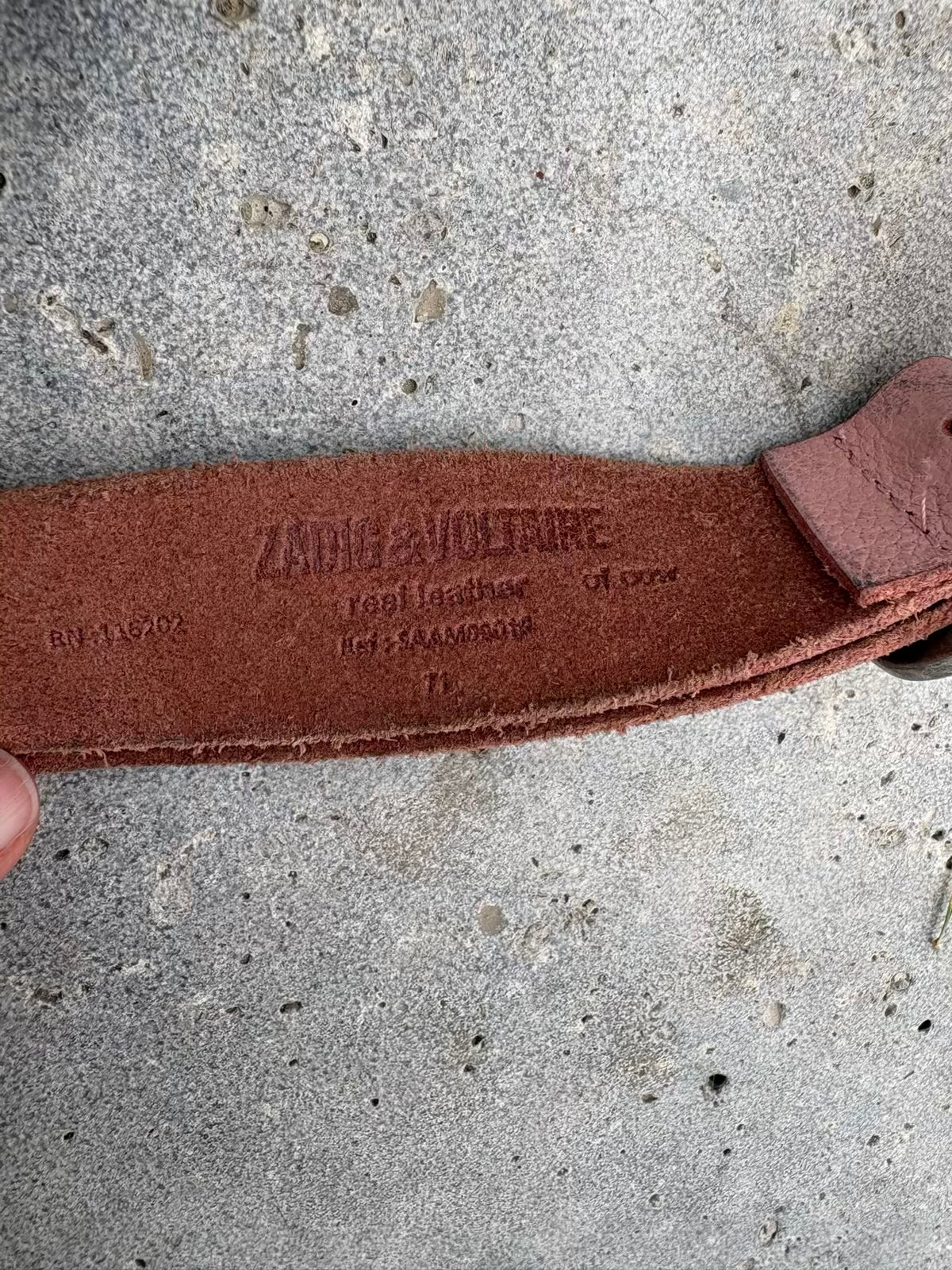 ZADIG & VOLTAIRE. Cinturón piel rosa tachuelas