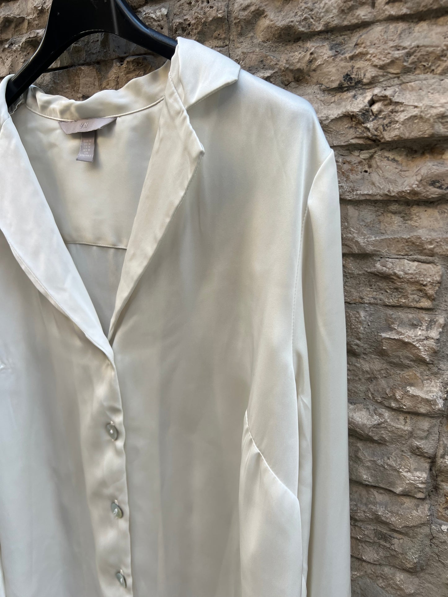 H&M. Blusa fluida satinada color crudo. T M