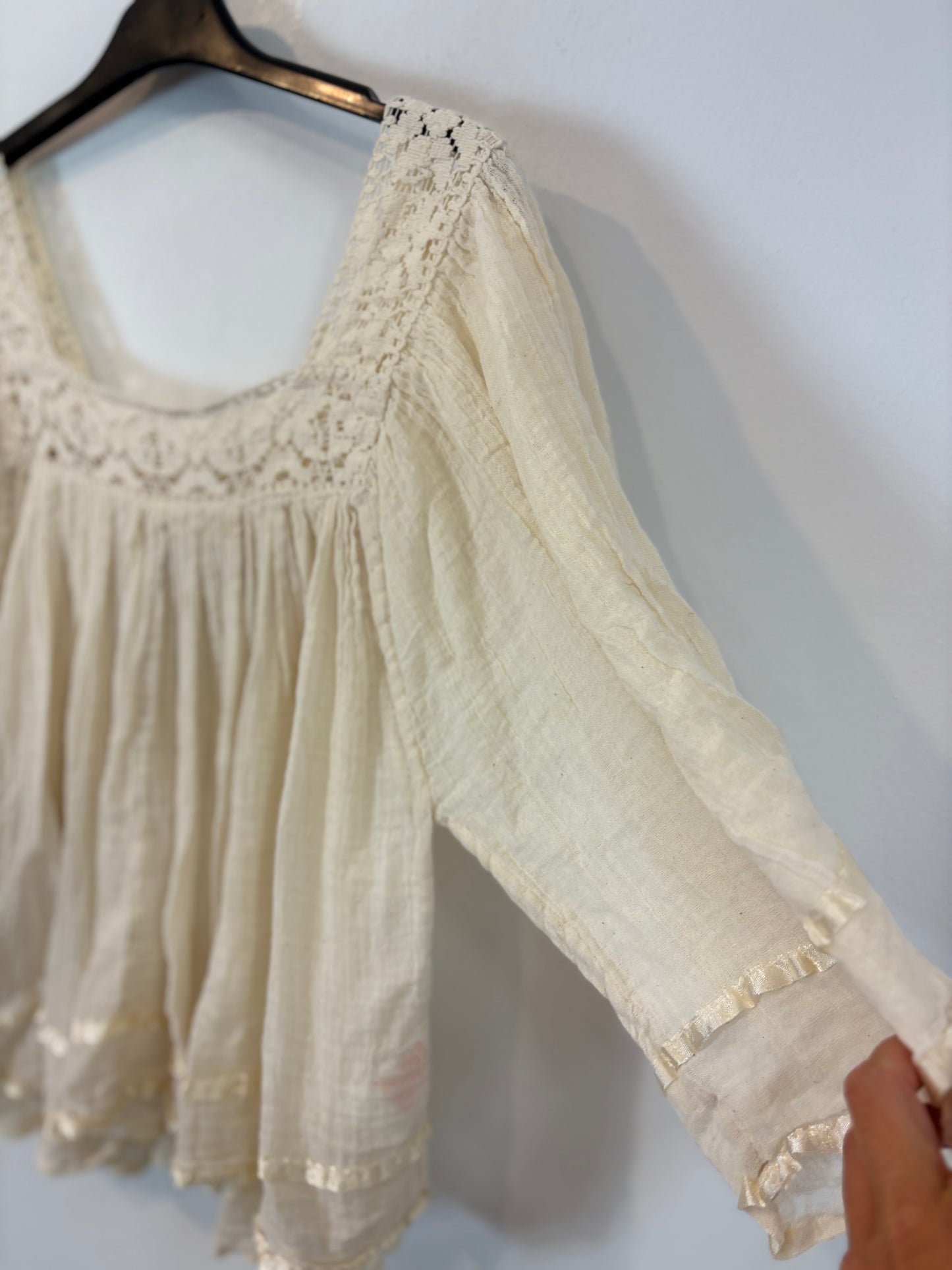 OTRAS. Blusa beige algodón detalle escote. T S
