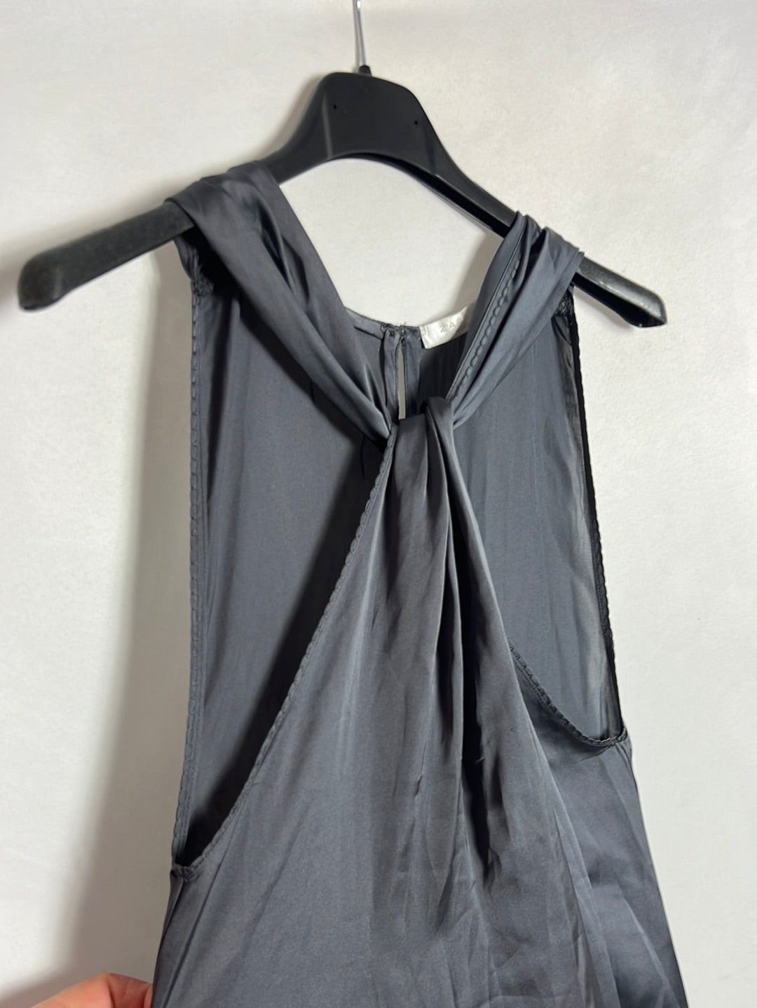 ZARA. Vestido midi gris satinado. T M