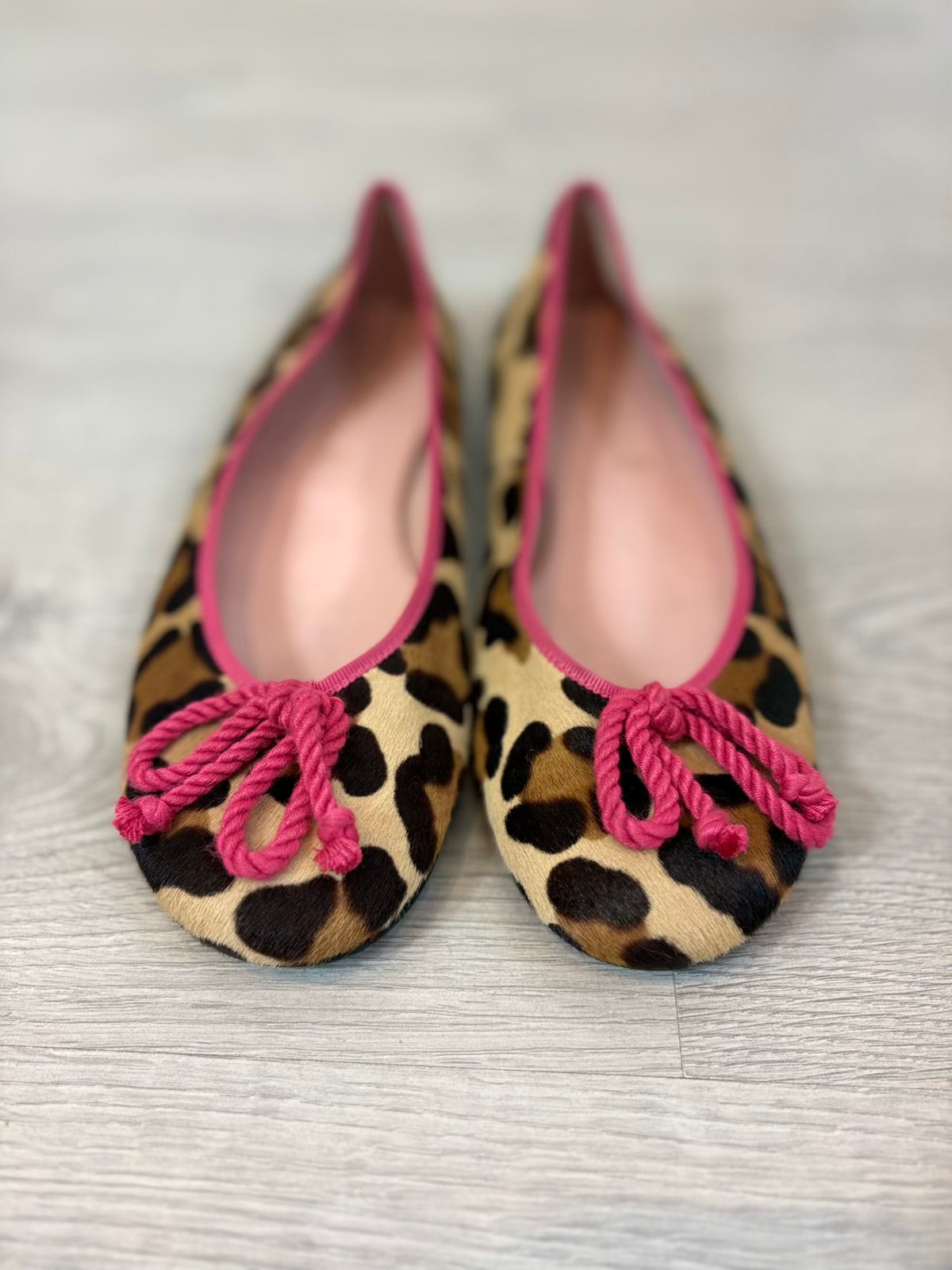 PRETTY BALLERINAS. Bailarinas piel textura detalles en fucsia. T 38