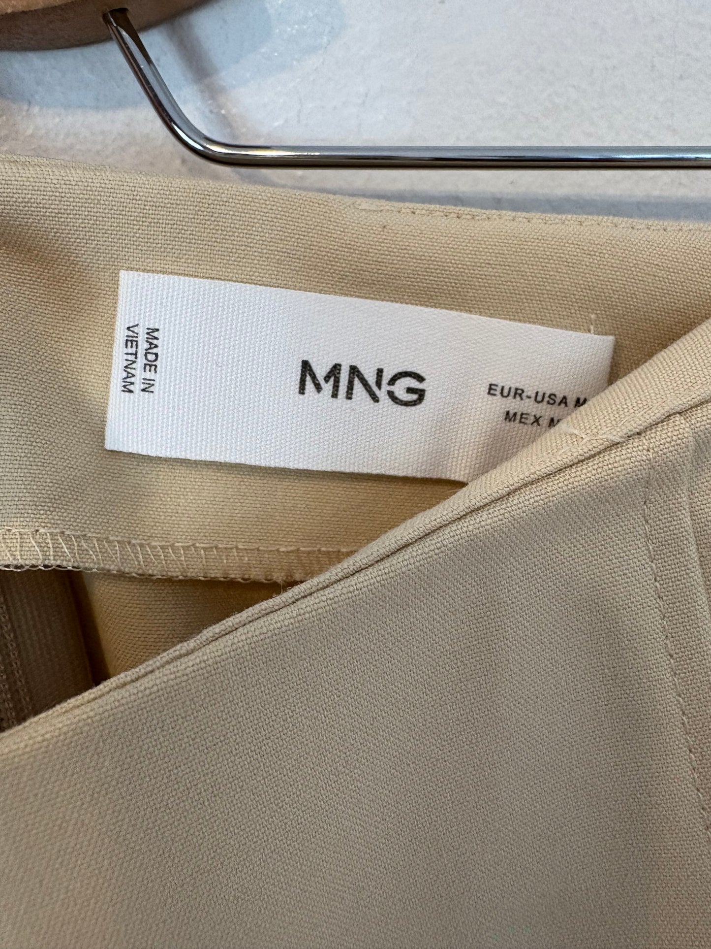 MANGO. Falda larga beige abertura