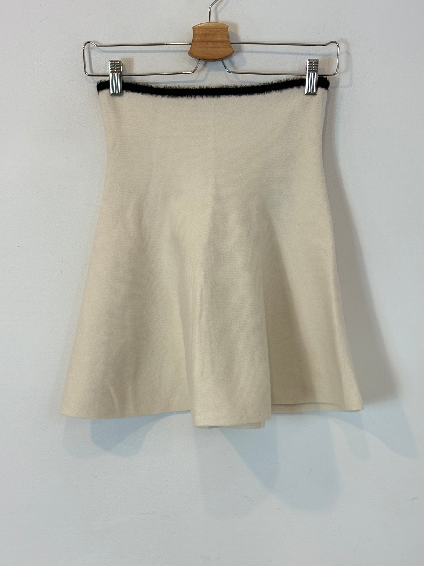 ZARA. Falda corta punto elástico