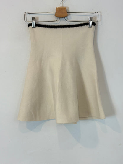ZARA. Falda corta punto elástico