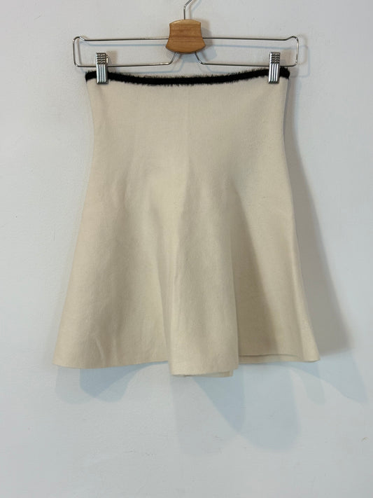 ZARA. Falda corta punto elástico