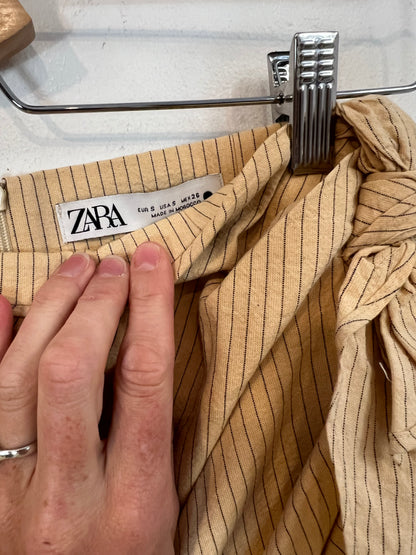ZARA. Falda crema rayas