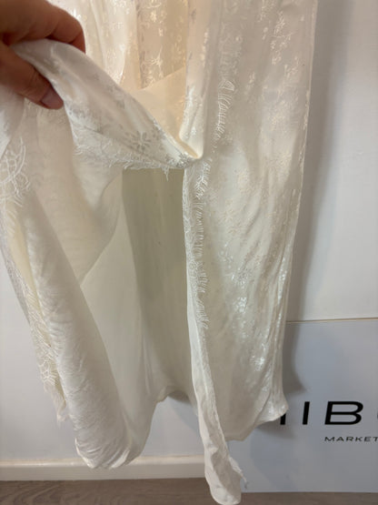 ZARA. Vestido largo blanco detalles satinados