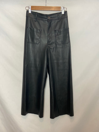 ZARA. Pantalón negro polipiel T.34