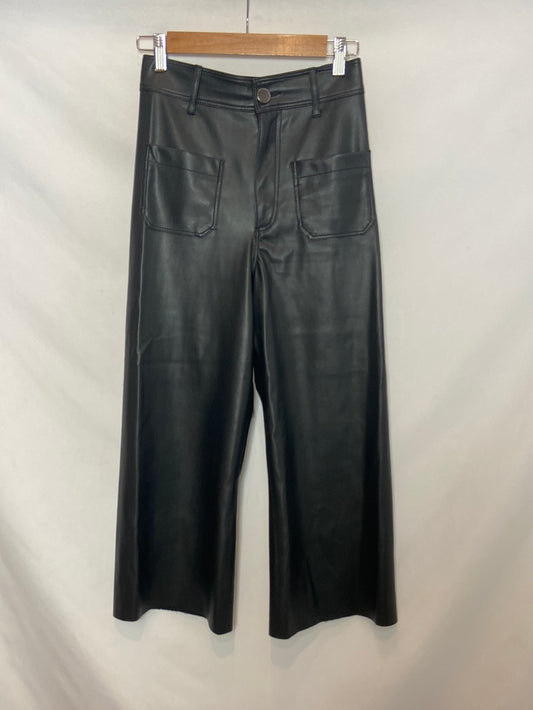 ZARA. Pantalón negro polipiel T.34