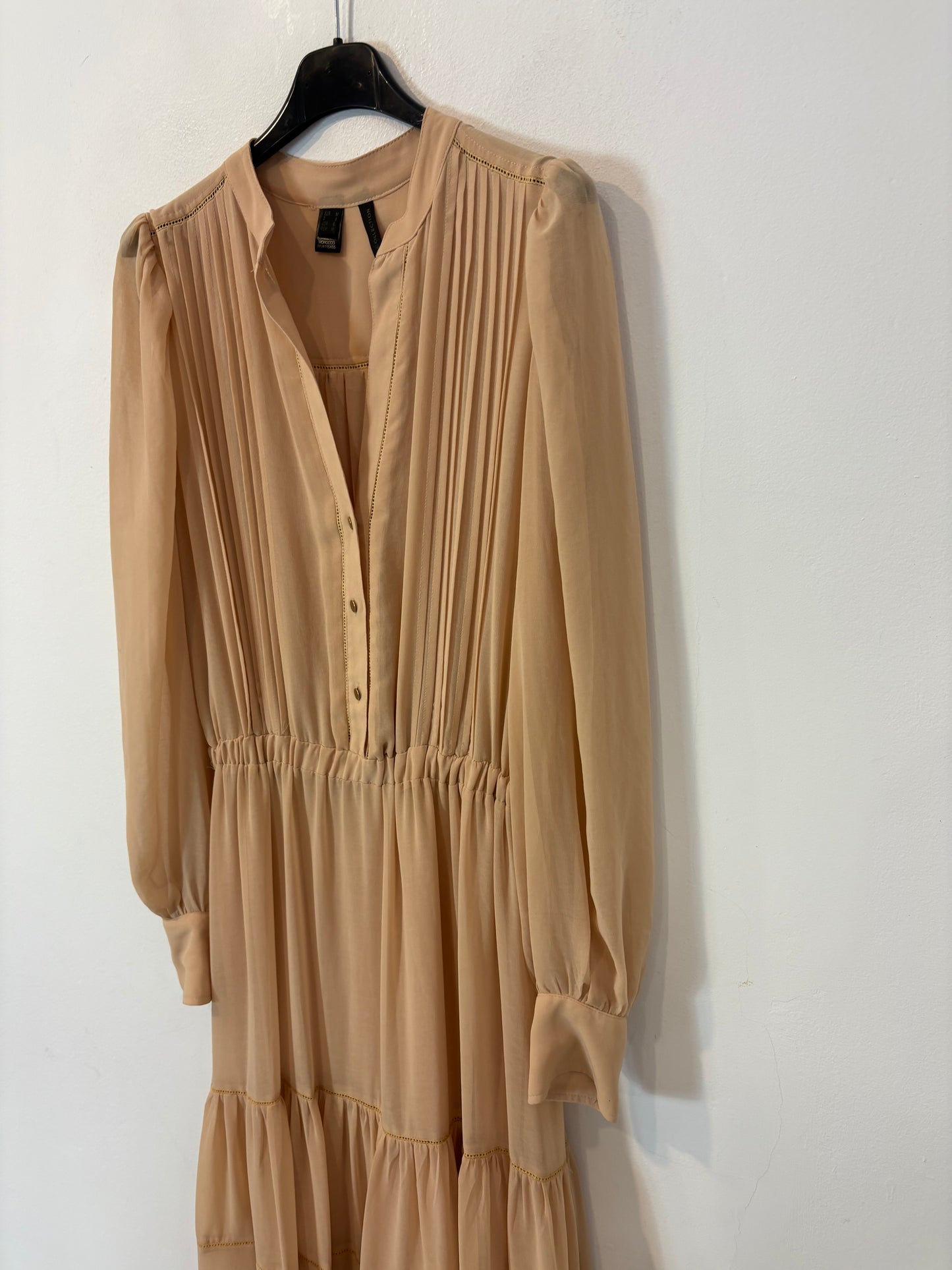 MANGO. Vestido largo vaporoso beige