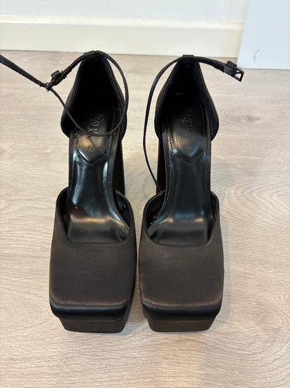 ZARA. Zapato negro plataforma. T 38