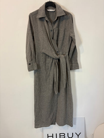 ZARA. Vestido largo cruzado gris