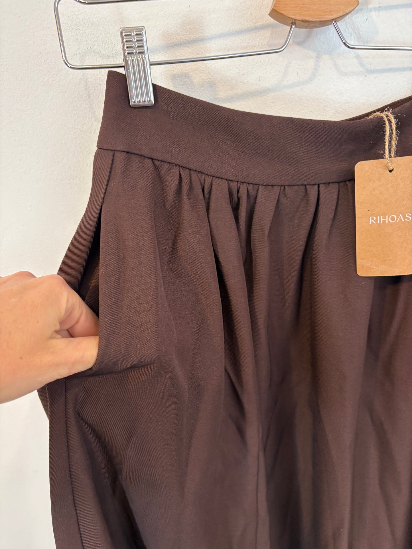 Falda midi marón fluida