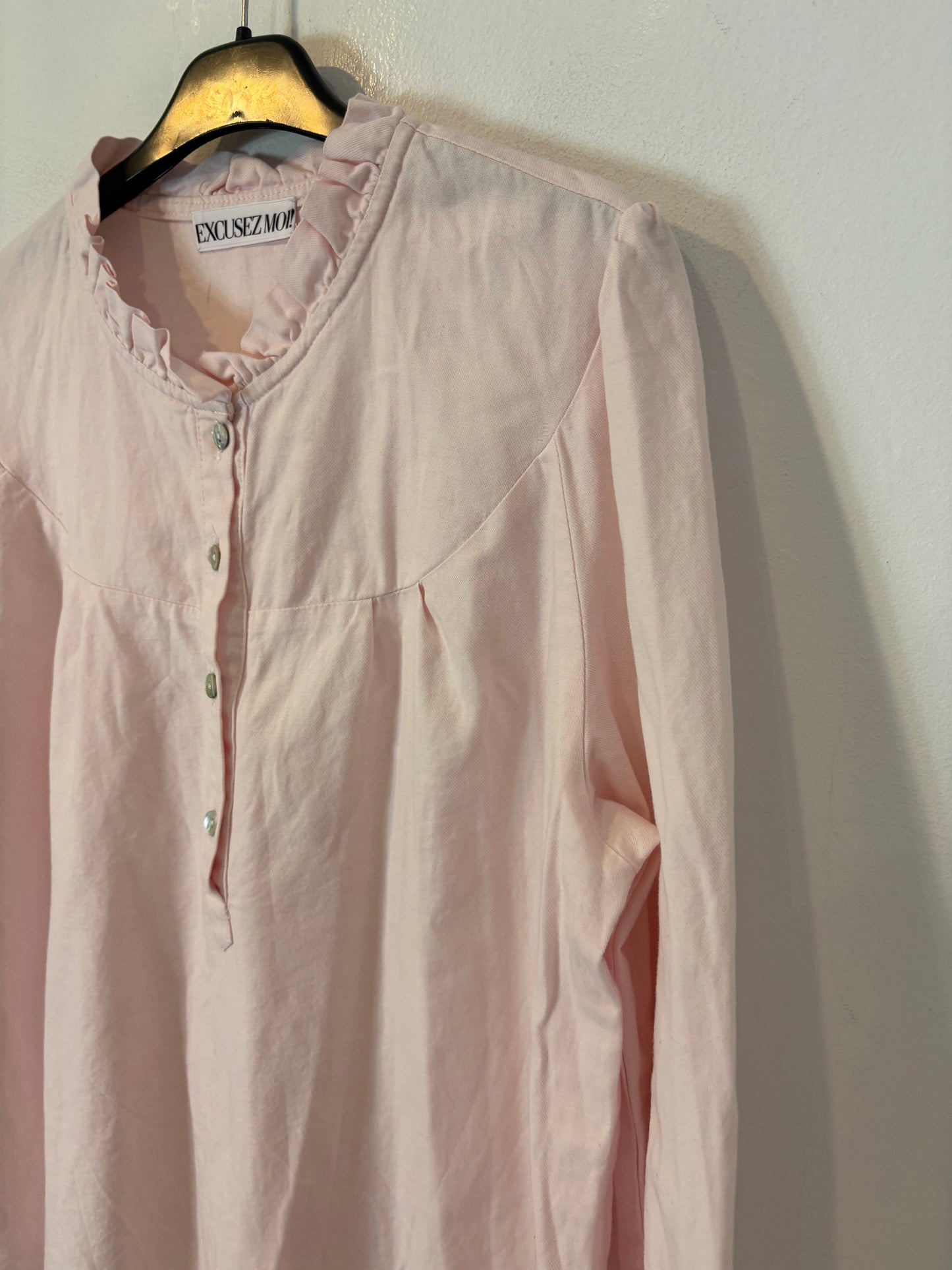 EXCUSEZ MOI. Blusa rosa cuello volante