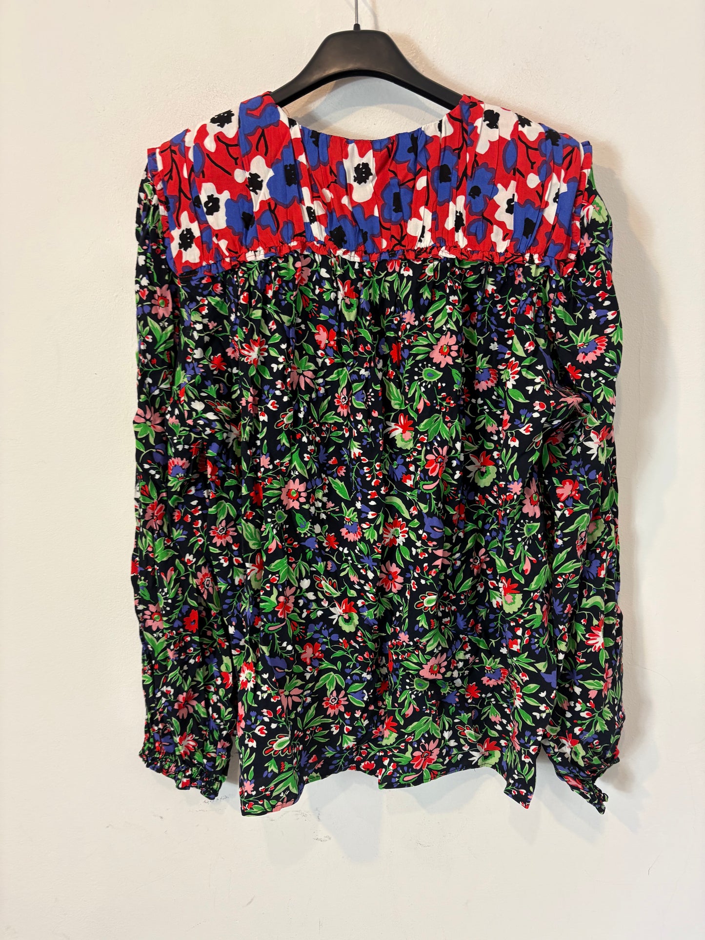 ZARA. Blusa estampada hombreras
