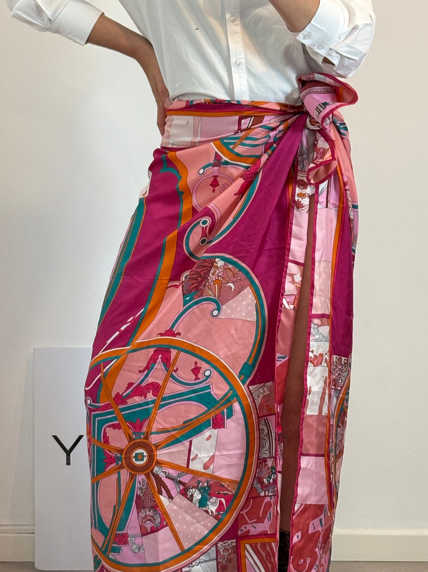 HERMÉS. Pañuelo rosa estampado