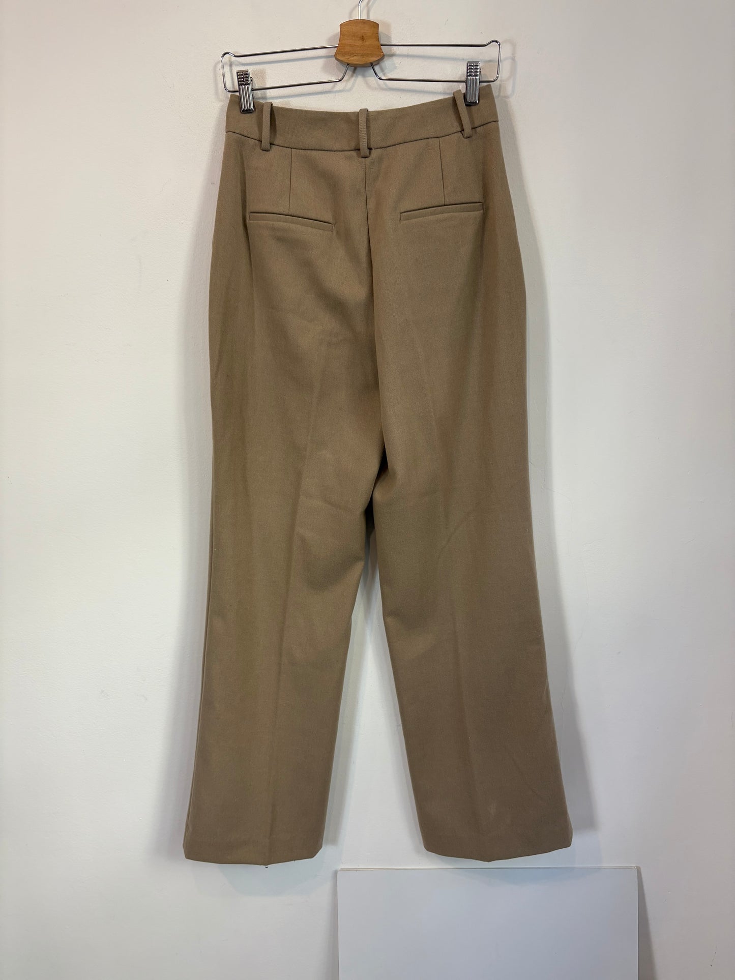 ZARA. Pantalón beige pinzas. T S