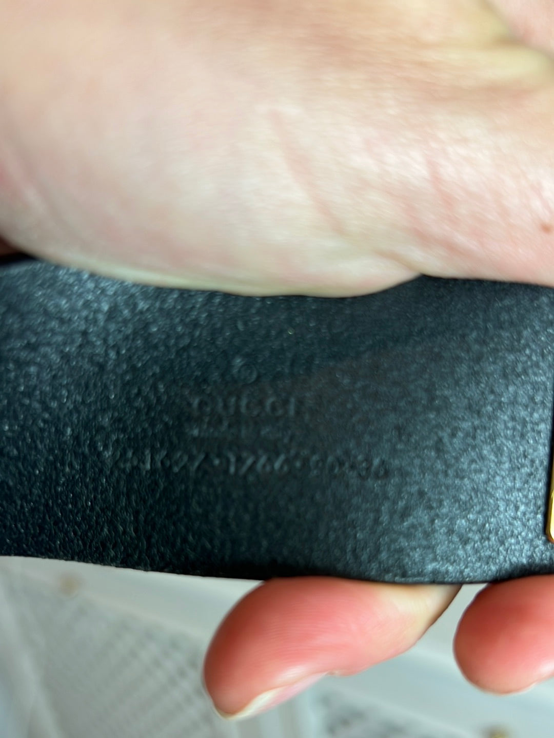 GUCCI. Cinturón piel negro hebilla dorada. T 90